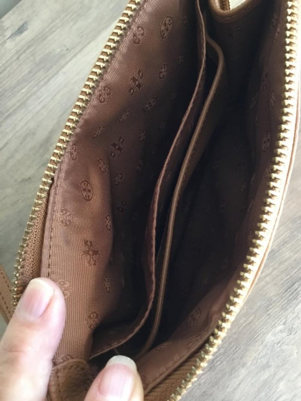 Tory Burch Tan Leather Wristlet Clutch with Gold Logo - Picture 4 of 6